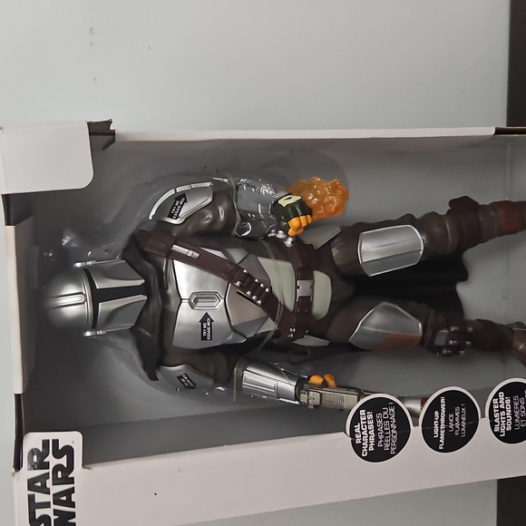 Star Wars Mandalorian Action Figure with Silver Armor and Orange Accessory - Picture 2 of 9